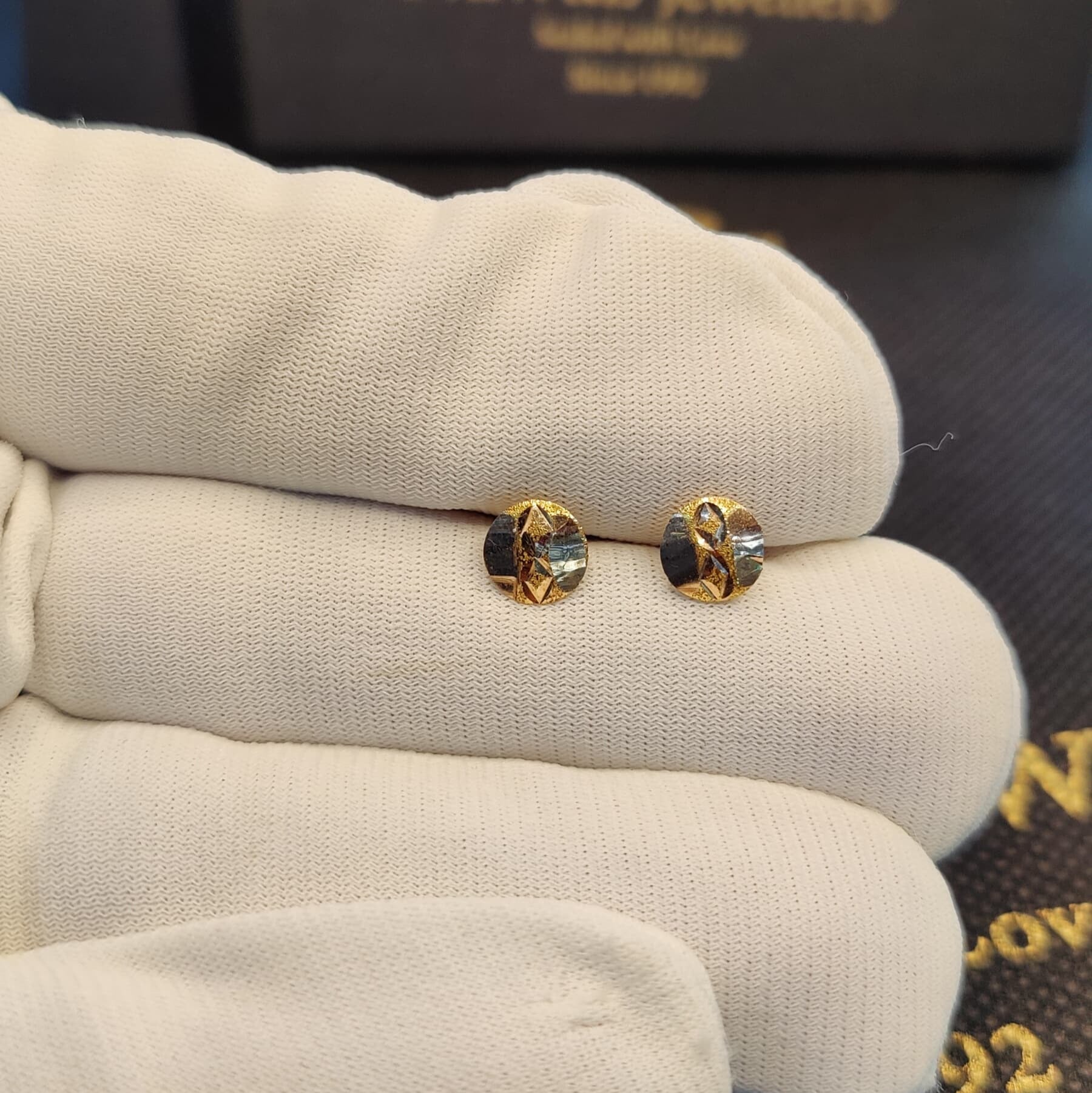 21k Gold Elegant Star-Design Stud Earrings – Classic and Stylish