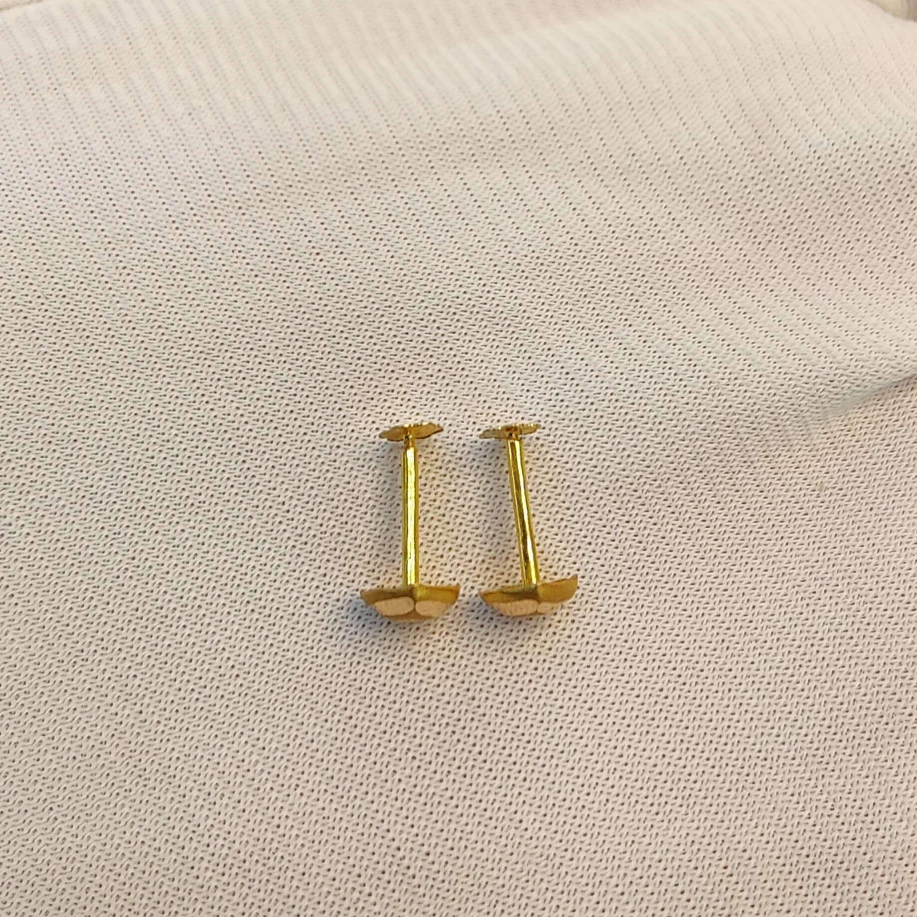 21k Gold Heart-Shaped Stud Earrings with Sparkling Detail – Perfect for Loved Ones