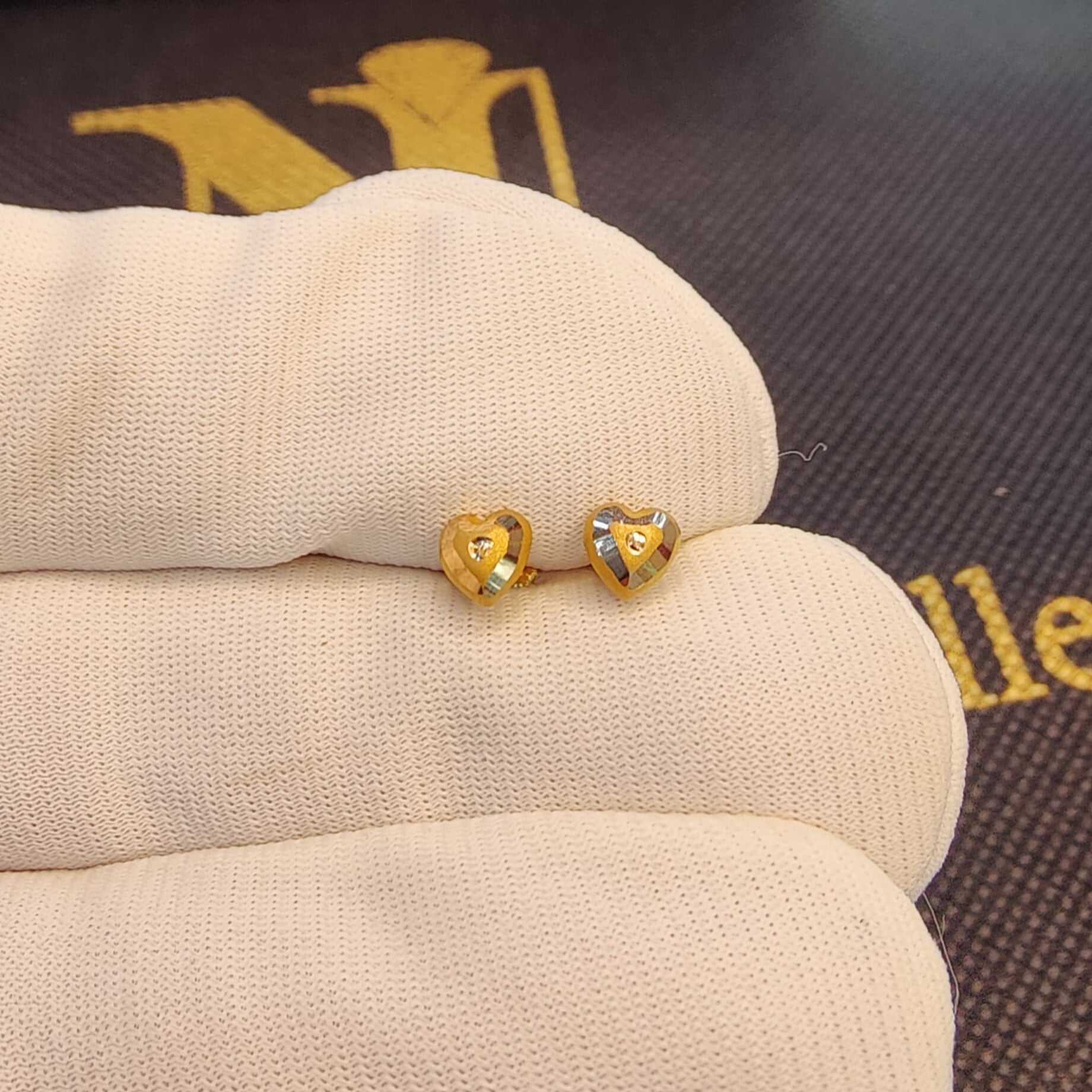 21k Gold Heart-Shaped Stud Earrings with Sparkling Detail – Perfect for Loved Ones
