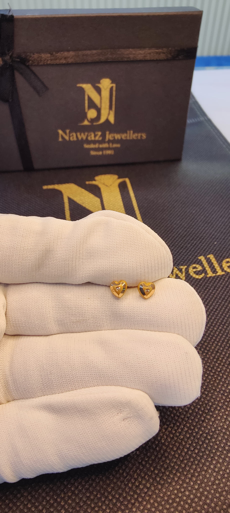 21k Gold Heart-Shaped Stud Earrings with Sparkling Detail – Perfect for Loved Ones